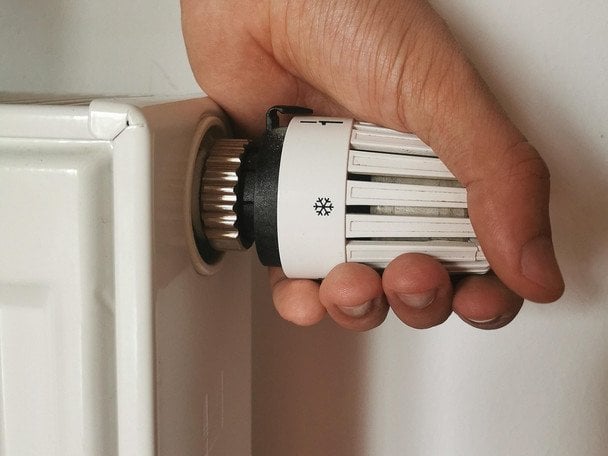 Всього 2 кухонні предмети — і про батареї можна забути: як підвіконня роблять дім теплішим на кілька градусів