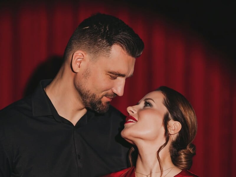 Новий коханий Денисенко одягнув жіночу сукню й позував у кадрі. Відео