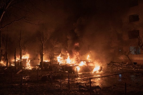 Росіяни вгатили по Краматорську - рятувальники показали жахливі кадри