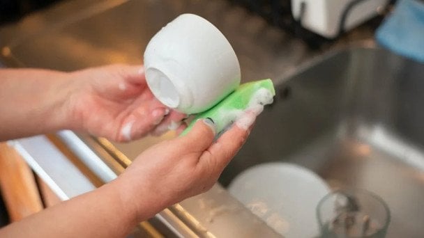 Немитий посуд як ознака генія: чому безлад у раковині — це зовсім не лінь