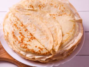 Це тісто для дуже тонких і еластичних млинців готується без борошна. Візьміть усього три інгредієнти