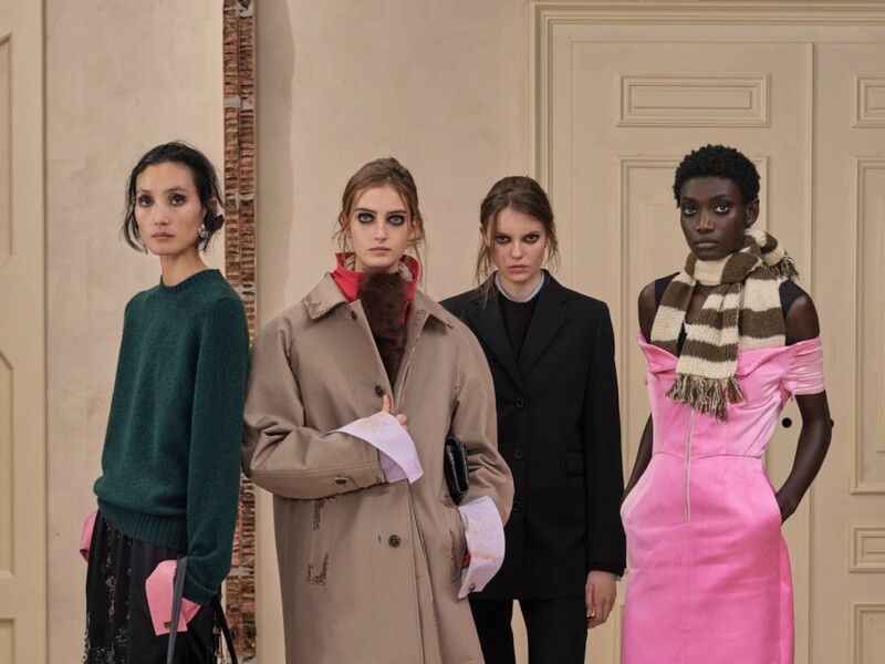 На показі Prada на подіум вийшло лише 15 моделей, які показали 60 образів. Як їм це вдалося На показі Prada на подіум вийшло лише 15 моделей, які показали 60 образів. Як їм це вдалося