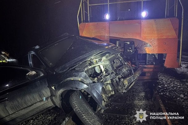 Моторошна ДТП: зіткнулися тепловоз та автівка, є загиблі