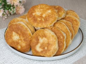 Приготуйте вдома смачні, соковиті й дуже ароматні біляші. Бюджетний рецепт без зайвих клопотів