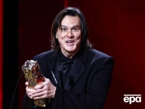 64-річний Керрі, який пережив суїцид коханої, вперше показав нову обраницю. Фото