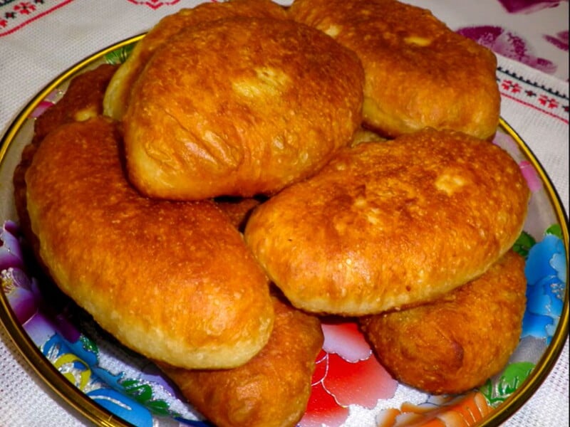 "Просто тануть у роті". Замісіть тісто за цим рецептом – і смажені пиріжки вийдуть смачними й хрусткими