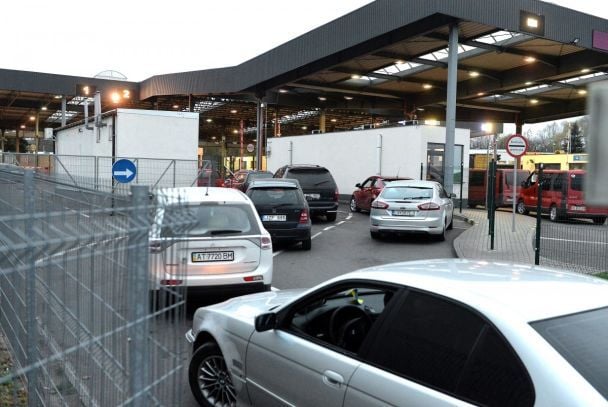 На кількох КПП на кордоні припинили пропуск деяких транспортних засобів: що відомо