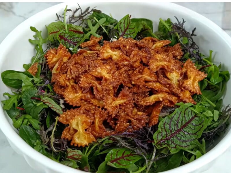 "Італійці в шоці". Рецепт салату із хрумкими макаронами