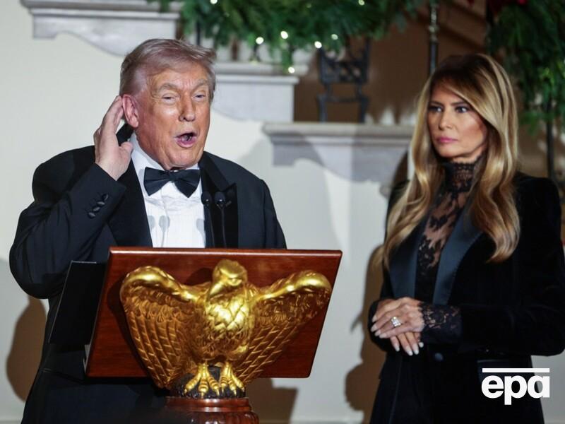 Не має друзів, замовляє золоті яйця й натякає на секс із чоловіком – нові подробиці про Меланію Трамп