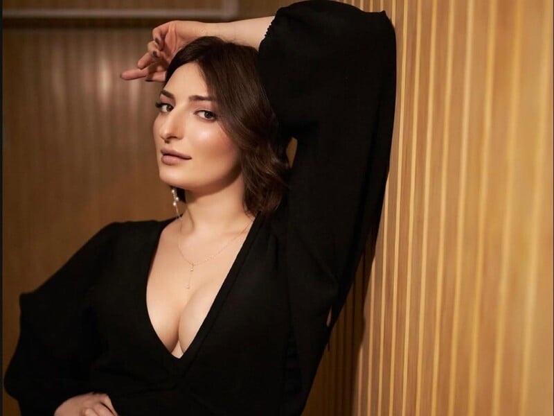 Зірка "Жіночого кварталу" шокувала колег заручинами з відомим ведучим. Що відомо про їхній роман