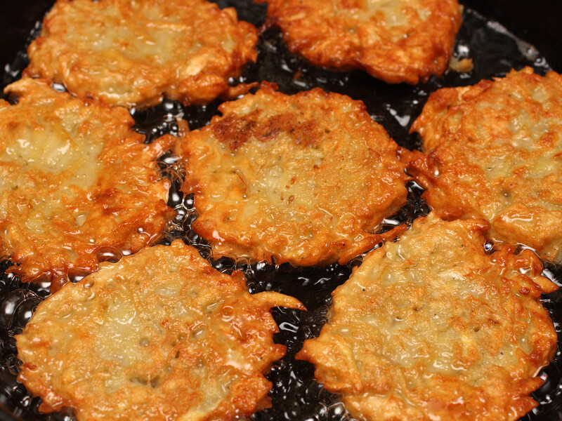 Змішайте всі ці продукти – й отримаєте бюджетні цибулеві оладки. Швидкий рецепт