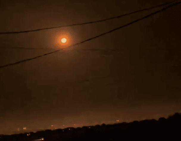 Бєлгород зазнав масованого ракетного удару: у місті зникло світло (відео)