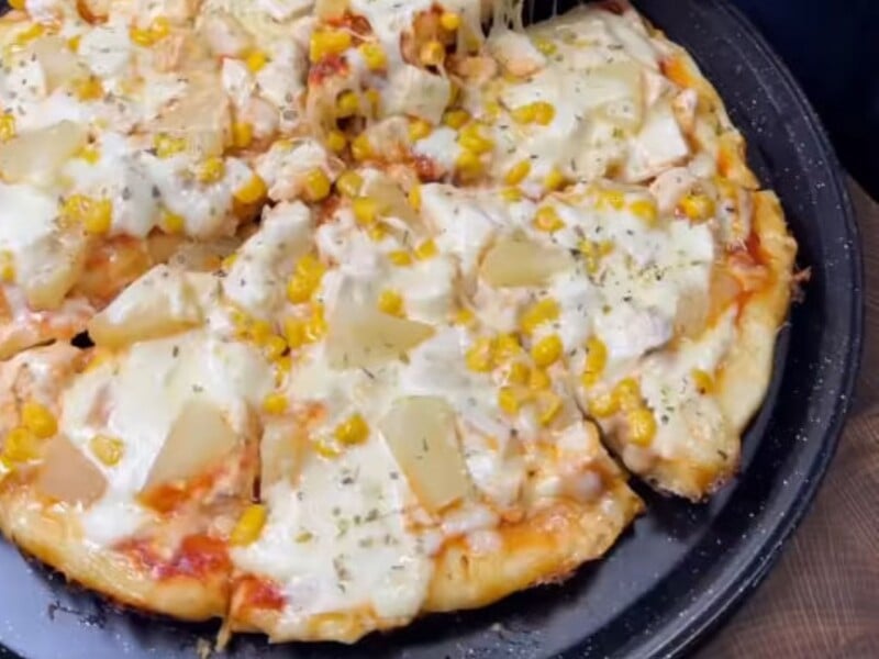 Найпростіший рецепт піци, яку готують на сковороді всього за 10 хвилин