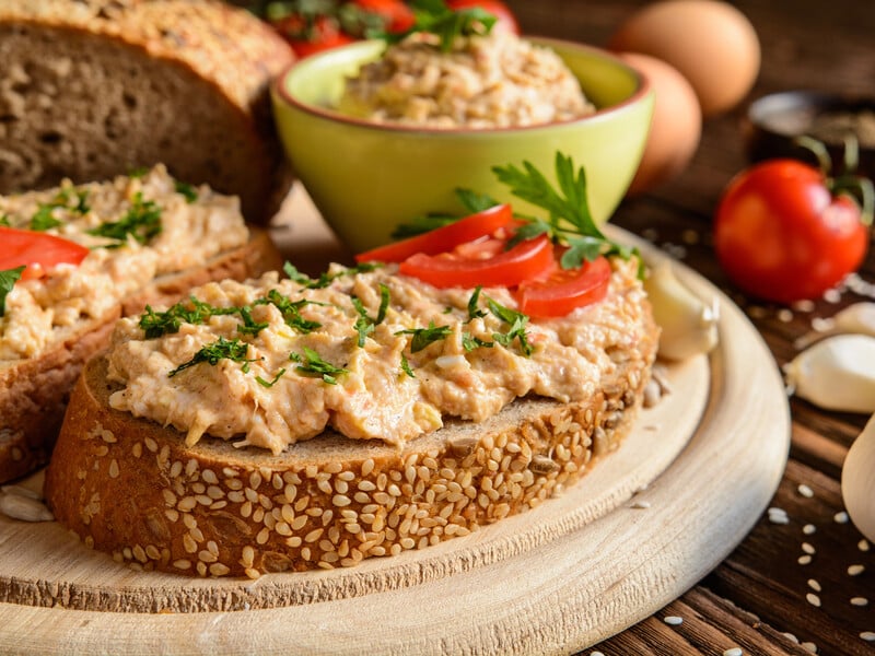 Додайте це до шпротів і перемішайте. Рецепт поживної і смачної намазки на хліб