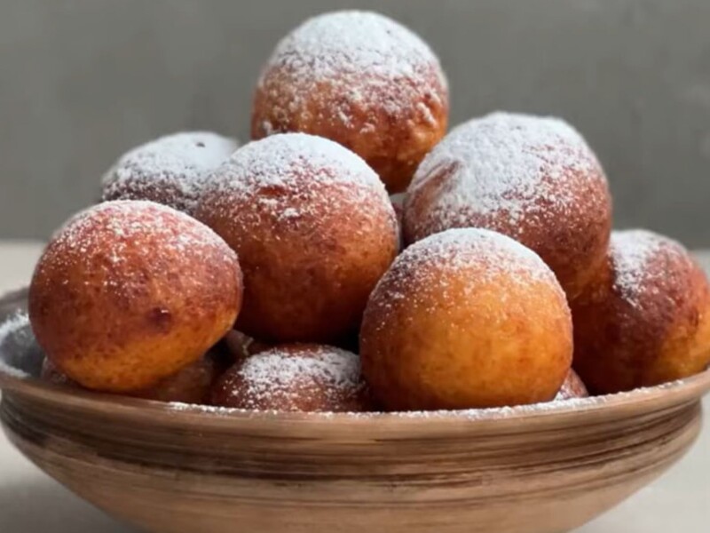 Приготуйте українські пончики до чаю, які просто тануть у роті. Рецепт без дріжджів і тривалого замішування
