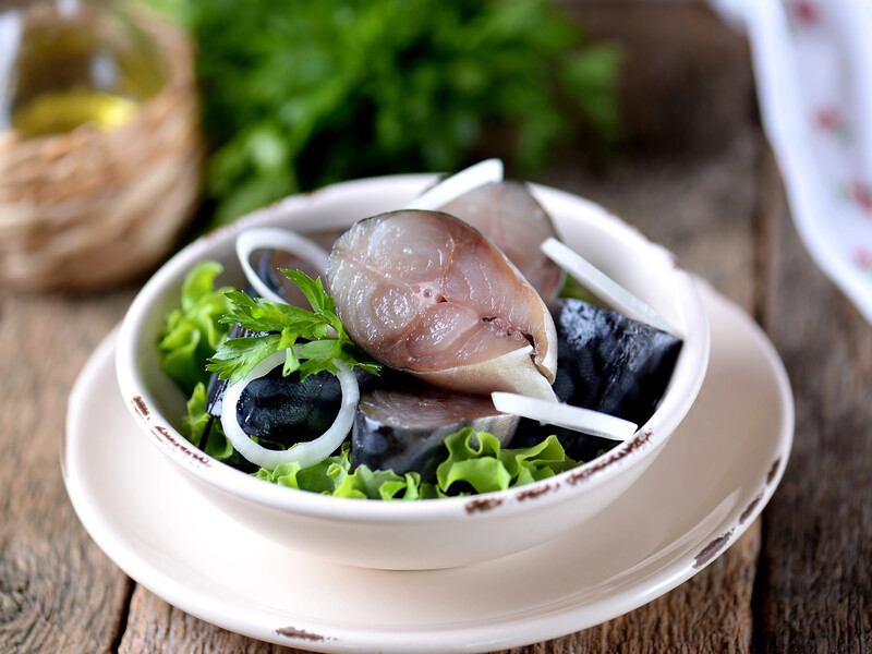 "Набагато смачніша, ніж із магазину". Солона скумбрія за таким рецептом – ідеальна