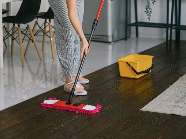 Ви миєте підлогу неправильно: скільки разів насправді потрібно прибирати вдома, щоб не нашкодити чистоті