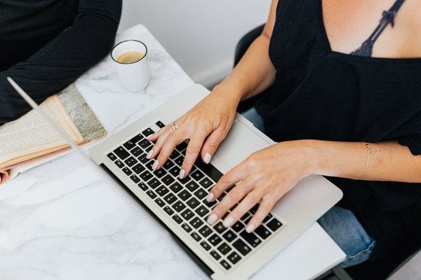 Ідеальний офісний манікюр: як обрати дизайн, що має дорогий і доречний вигляд на роботі