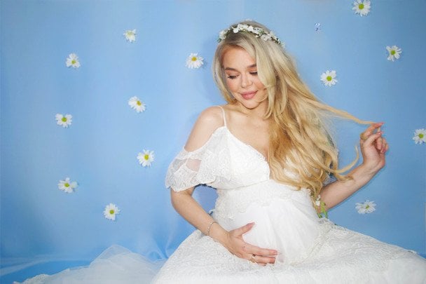 Вагітна Аліна Гросу розсекретила стать майбутнього первістка й злилася у поцілунку з чоловіком