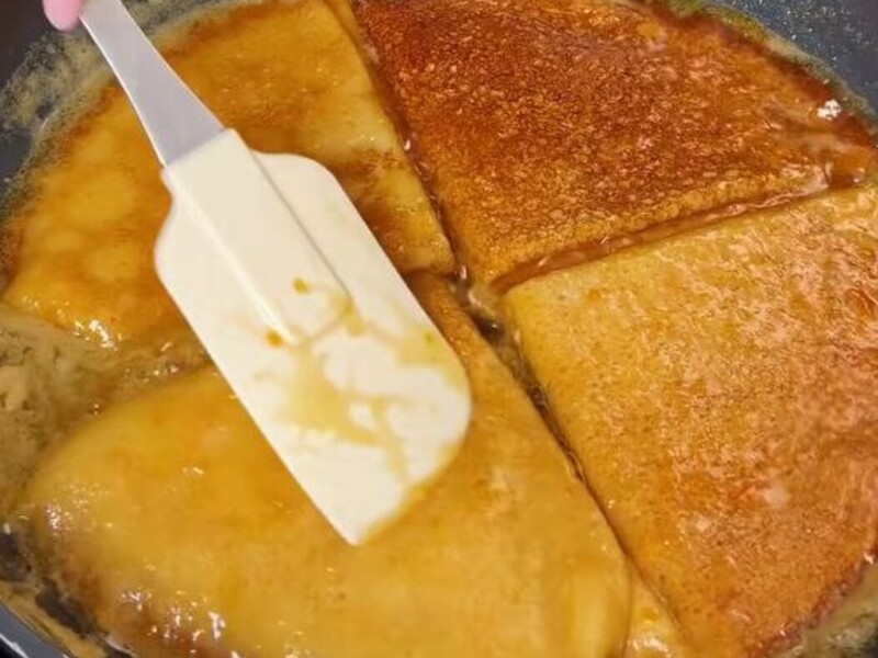 Поєднайте млинці із цим соусом – і їхній смак одразу покращиться. Рецепт неймовірного десерту Поєднайте млинці із цим соусом – і їхній смак одразу покращиться. Рецепт неймовірного десерту