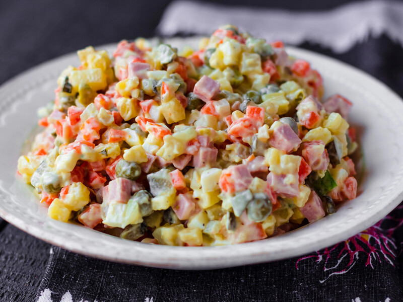 "Цей салат треба скуштувати всім!" Просто змішайте інгредієнти – й вийде дуже ситна страва