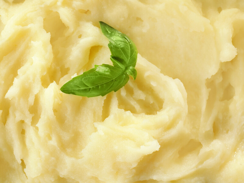 Додайте до картоплі молоко саме такої жирності, щоб пюре набуло неймовірного вершкового смаку