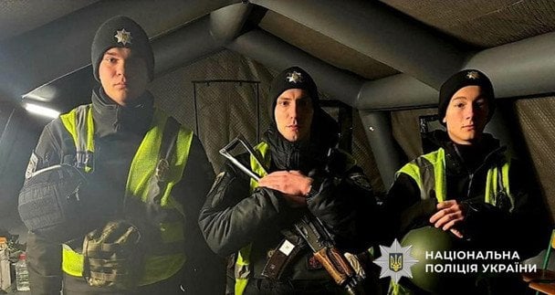 За мить до самогубства: у Києві поліцейські врятували хлопця, який хотів стрибнути з сьомого поверху