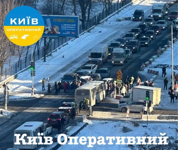 У Києві через відсутність світла перекрили вулицю: що кажуть у поліції