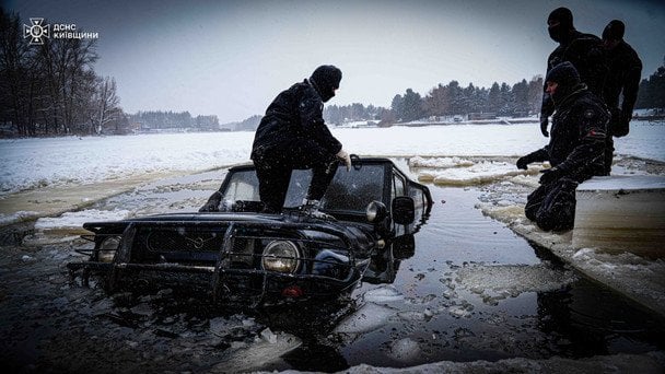 Смертельний дрифт на замерзлій водоймі: авто з людьми провалилося під кригу (фото)