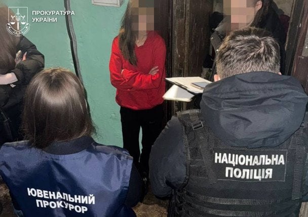 Примушувала свою трирічну доньку зніматися в порно: на Волині затримали матір трьох дітей