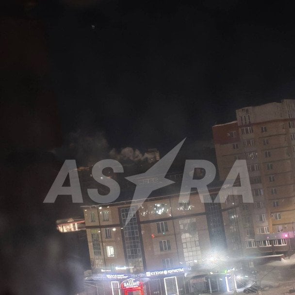 Серія вибухів і дим над містом: мешканці повідомляють про влучання в оборонний об’єкт РФ
