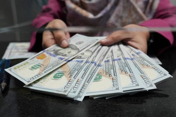 Курс валют на 3 лютого: долар здорожчав, а євро стрімко впав