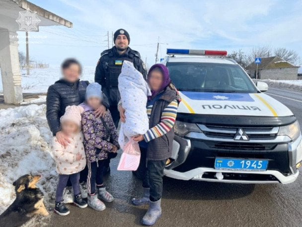 Після пологів сім’я з немовлям пішки добиралася до віддаленого села у негоду: відео