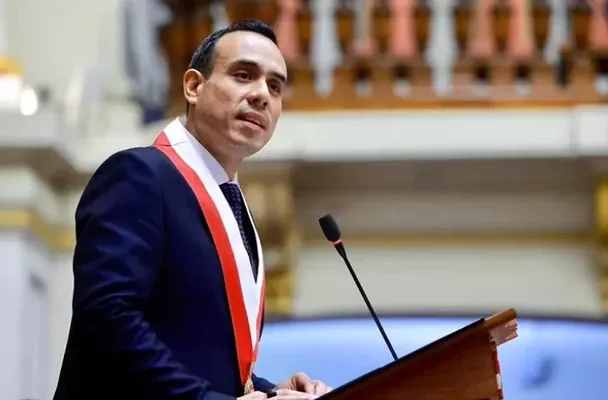 Таємні зустрічі, скандал і відставка: в одній із країн президент протримався на посаді чотири місяці