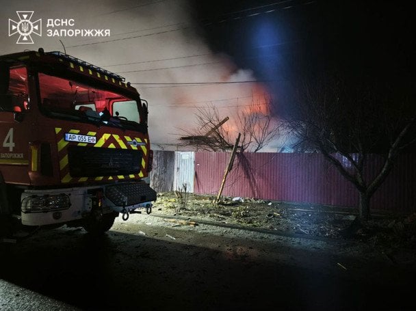 Росіяни вночі крили Запоріжжя: горіли будинки, автівки, є постраждалі