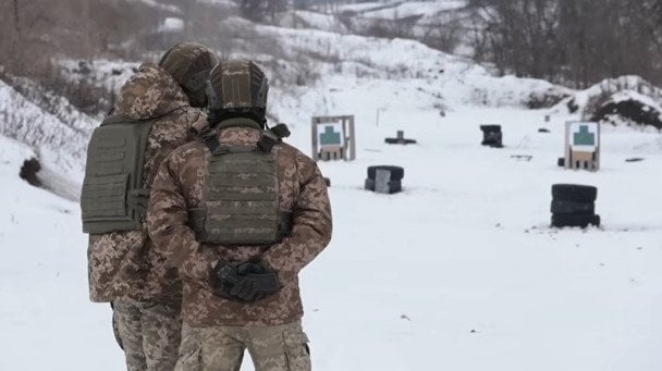 Як військовослужбовці 783-ї окремої бригади за лічені кілометри від ворога зводять фортифікації (відео)