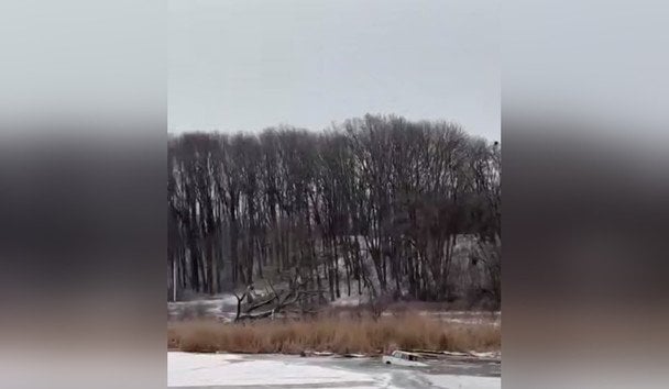 Екстремальні розваги на льоду: у Полтаві авто провалилося під кригу (фото, відео)