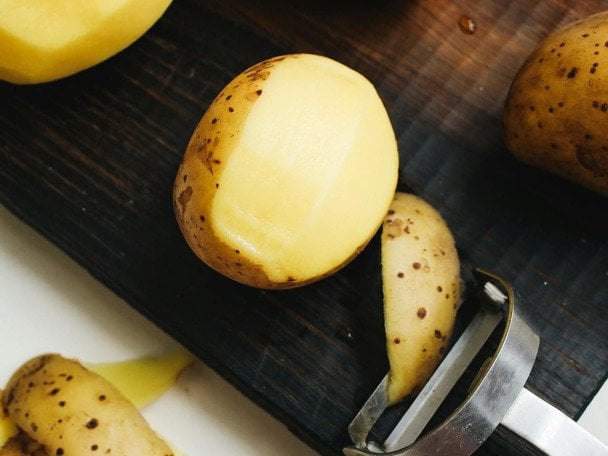 Цей простий трюк з картоплею миттєво знімає біль і відновлює шкіру: ви навіть не підозрювали, наскільки цей овоч ефективний