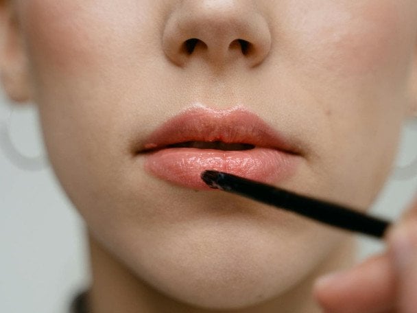 Один прийом у макіяжі, який візуально збільшує губи — і ніхто не здогадається, що це трюк