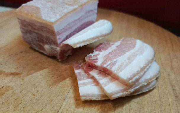 Як приготувати солоне сало з ніжною шкіркою: корисний лайфгак