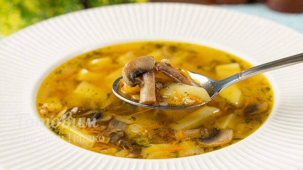 Коли правильно солити борщ, суп з курки, яловичини, скільки солі потрібно покласти