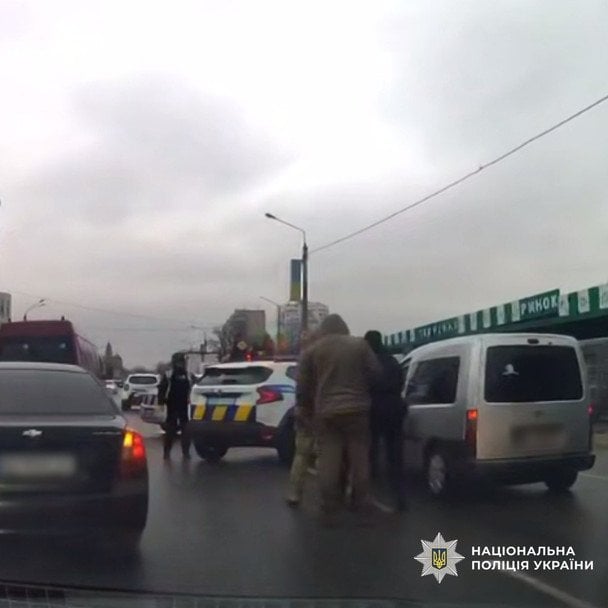 На Харківщині водій наїхав на патрульну під час перевірки документів (фото)