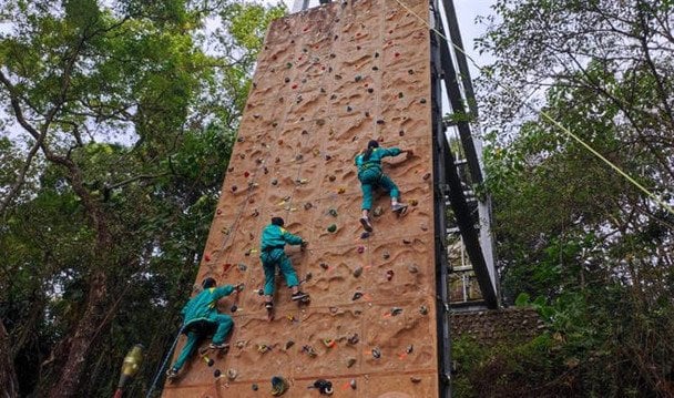 Не піднявся — без диплома: школярі мають підкорити 15-метрову стіну, щоб отримати атестат