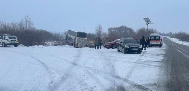 Двоповерховий автобус злетів з траси під Львовом, є постраждалі ( фото)