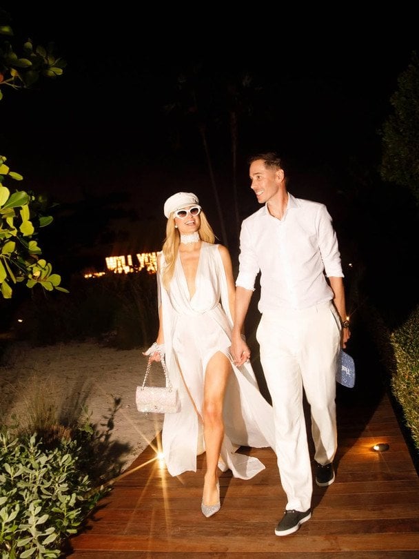 Чоловік Періс Гілтон неочікувано освідчився їй вдруге: зірка похизувалась розкішними заручинами