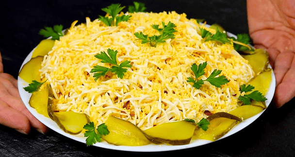 Про цей салат більшість вже забула, а дарма: він в рази кращий за олів’є і крабовий