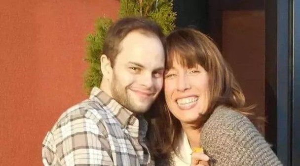 Чоловік покинув дружину заради романтичних стосунків із мамою: історія, що шокує (фото)