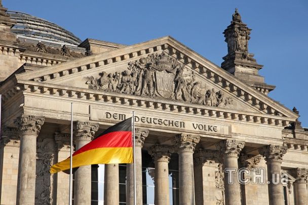 “Сімейні цінності” з присмаком нацизму: депутата засудили за скандальний плакат “Сімейні цінності” з присмаком нацизму: депутата засудили за скандальний плакат