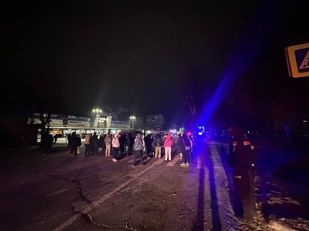 Жителі Дніпра перекрили дорогу через відключення світла: у ДТЕК відреагували