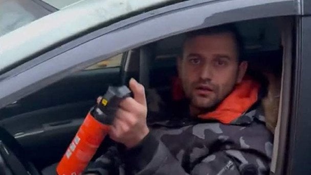 У центрі Варшави таксист застосував сльозогінний газ проти вагітної українки та її чоловіка (відео)